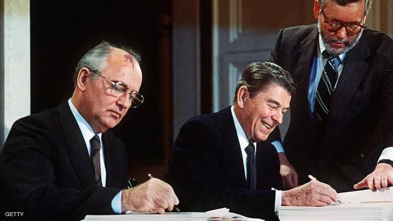 ريغان وغورباتشوف يوقعان على المعاهدة في ديسمبر 1987