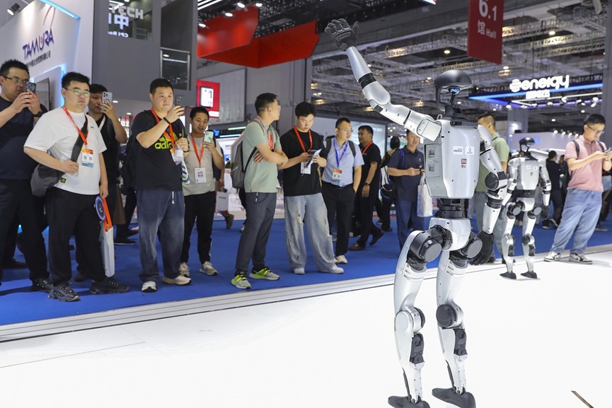 روبوت بشري من شركة Unitree يرحب بالزوار في معرض SNEC Shanghai Solar Expo في الصين، بتاريخ 12 يونيو 2025.