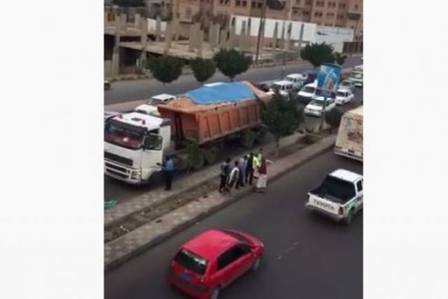 مليشيا الحوثي تبرر اعتدائهم على سائق شاحنة بصنعاء بتهم كيدية