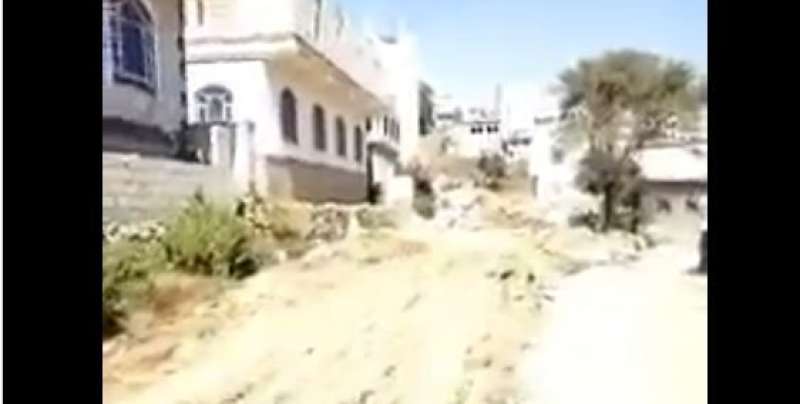 شاهد.. قيادي حوثي يسطو على شارع 16 في مدينة إب ويبدأ بتأسيس مبنى له (فيديو)