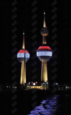 ابراج الكويت تضئ