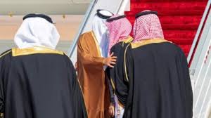 استقبال سعودي حار لأمير قطر قبل انعقاد قمة مجلس التعاون الخليجي