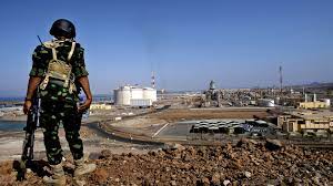قائد عسكري يحذر من نوايا الحوثيين للسيطرة على ميناء بلحاف في شبوة