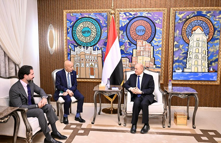 رئيس مجلس القيادة يشيد بجهود الولايات المتحدة في تنفيذ قرار حظر
