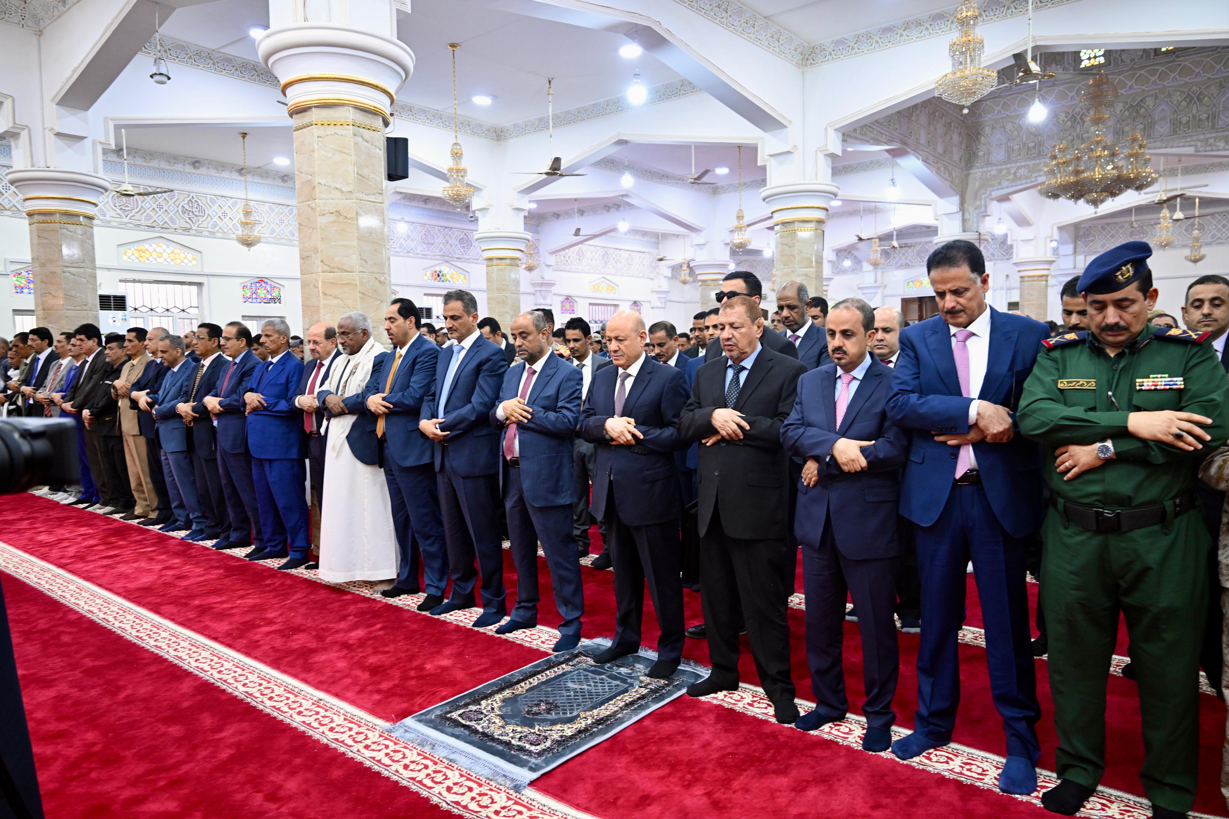 رئيس مجلس القيادة يؤدي في عدن مع جموع المصلين صلاة عيد الاضحى ال
