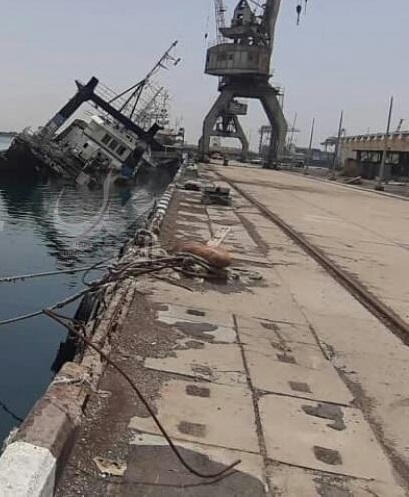 عدن.. تسرب نفطي في ميناءالاصطياد بعد غرق سفينة محملة بالنفط