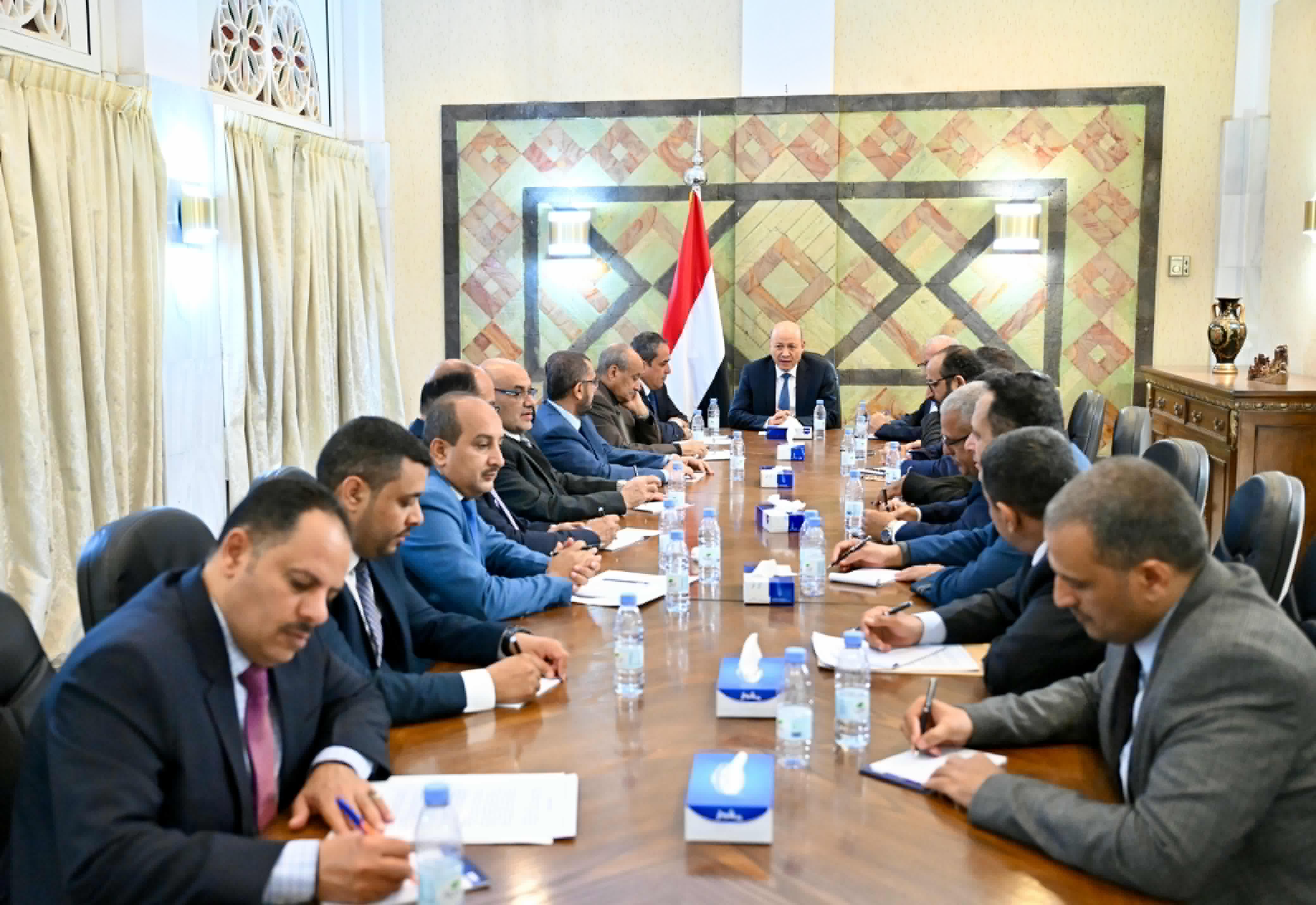 مـهـــم.. الكشف عن السبب الرئيسي لاجتماع الرئيس العليمي بقيادة الأحزاب