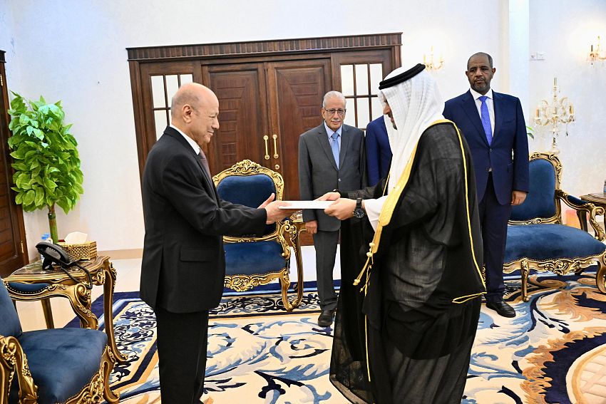 عدن.. الرئيس العليمي  يتسلم اوراق اعتماد السفير الجديد لمملكة البحرين