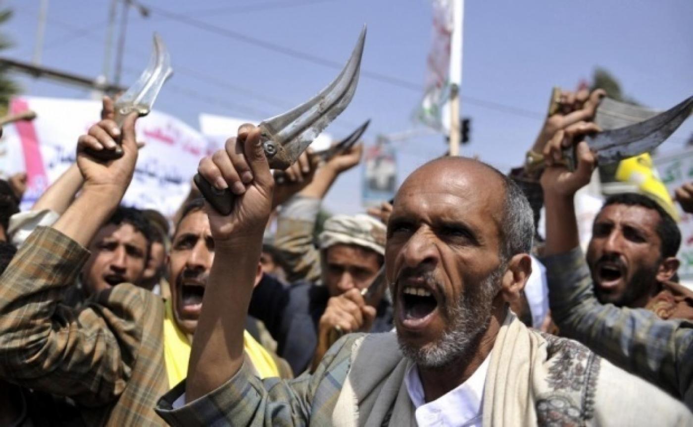 مليشيا الحوثي تضيق الخناق على المواطنين وتعتقل من يطالب بوثائق سفر