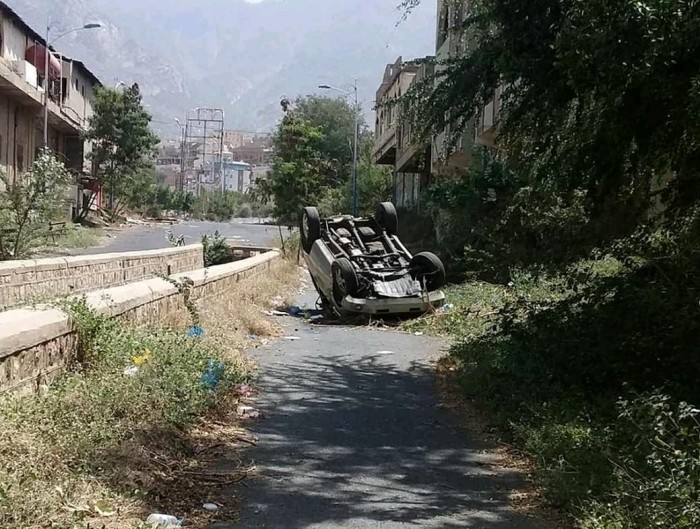 الحوثي يطلق صاروخ موجه نحو سيارة مدنيين ويقتل 3 مدنيين في حي ال