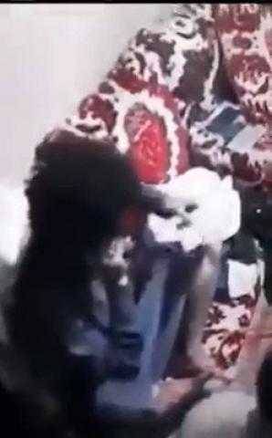 شاهد بالفيديو.. هذا ما وجده أحد القتلة في محفظة "عبدالله الأغبري" .!