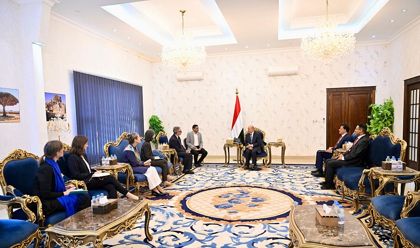 رئيس مجلس القيادة يدعو المجتمع الدولي الى موقف متناسب مع التهديد