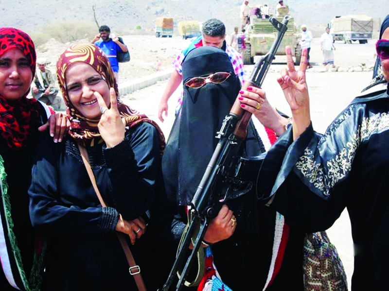امراة يمنية تحمل السلاح