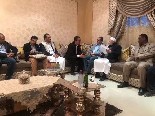 اليدومي رئيس حزب الاصلاح مع عبد الملك الحوثي