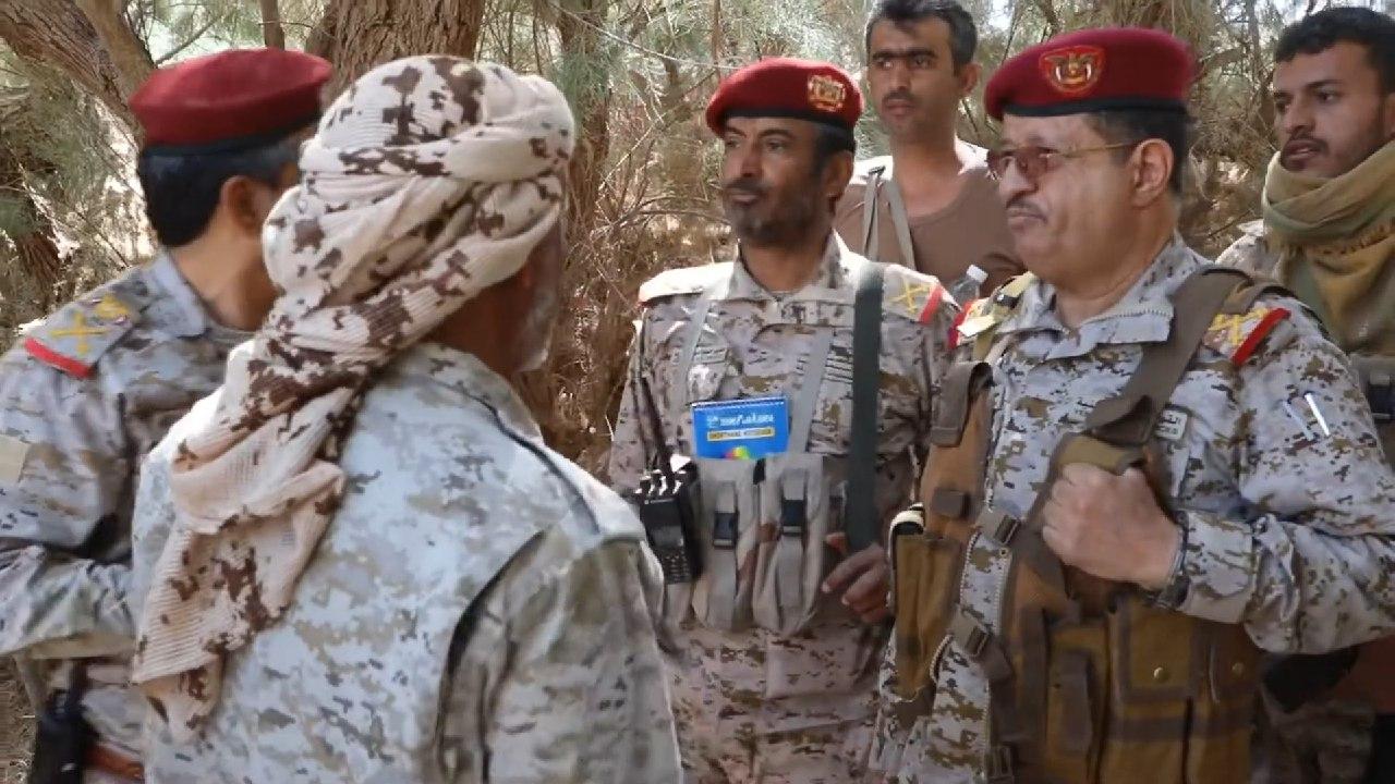 وزير الدفاع يعقد اجتماع بحضور محافظات مارب والحوف وريمة