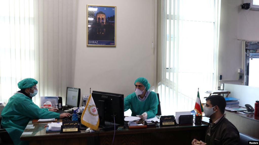 ايران تستسلم كليا لوباء