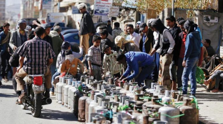 مليشيا الحوثي تعاقب المواطنين غير المؤيدين لها بحرمانهم من الغاز المنزلي