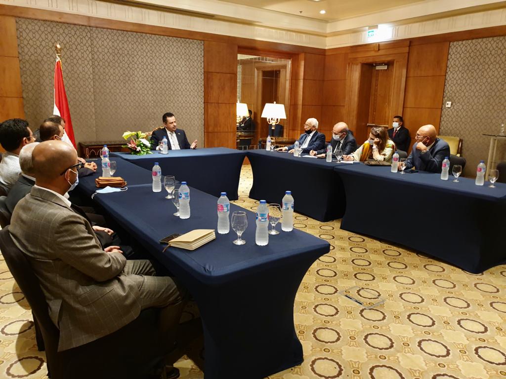 الدكتور معين يلتقي نخبة من المفكرين والمثقفين في مصر