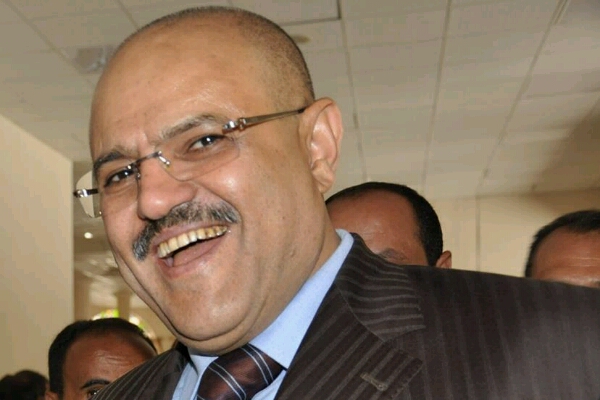 أول محافظ يمني يوجه بإغلاق محلات الصرافة
