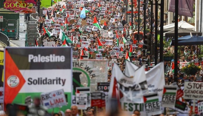 لندن تنتفض ضد القتلة.. 100 الف بريطاني يهتفون لغزة