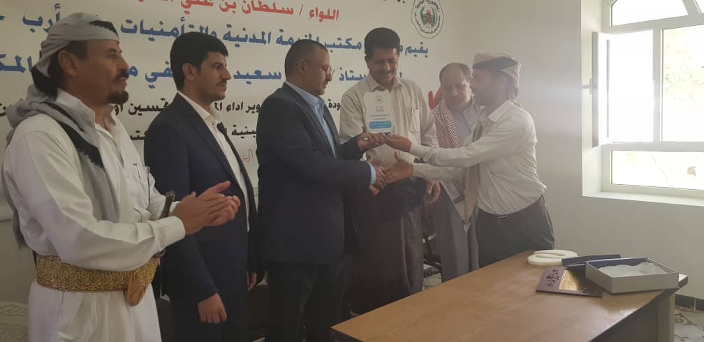 موظفون الخدمة المدنية يكرمون مدير عام المكتب