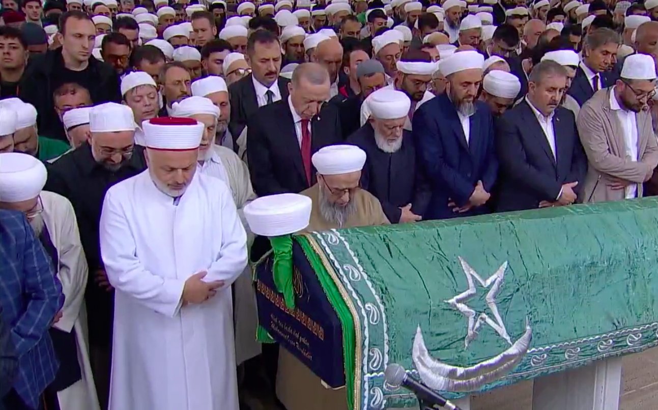 اردوغان يشارك في تشييع جنازة افندي والزنداني (صورة + فيديو)