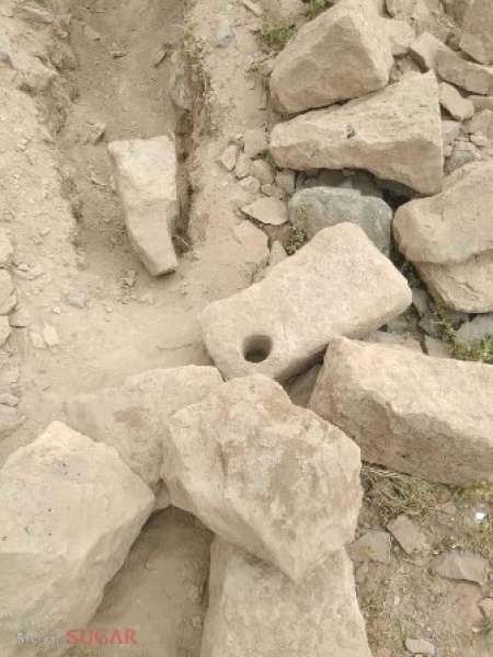 شاهد بالصور.. شركة يمن موبايل تدمر موقع أثري في محافظة ذمار بعمل حفريات خطيرة