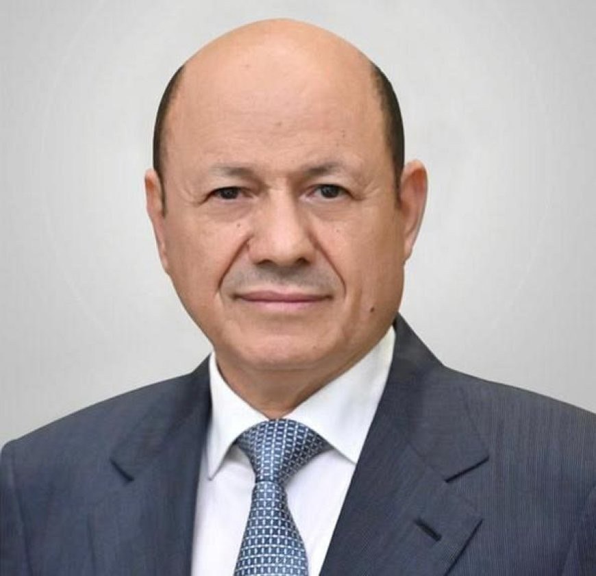 في اتصاله بالعرادة.. رئيس مجلس القيادة يطلع على الأوضاع في مأرب