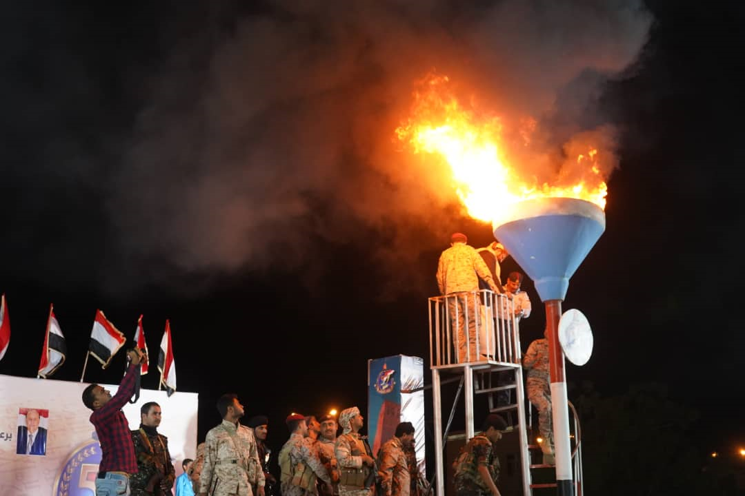 وزير الدفاع يوقد شعلة سبتمبر في مأرب