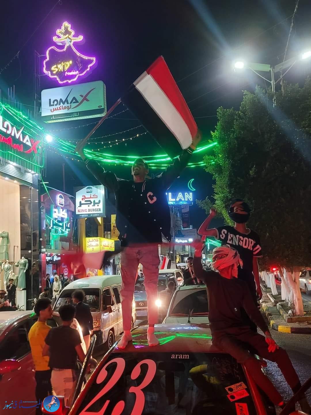 مواطنون يحتفلون بعيد ثوةر 26 سبتمبر وسط صنعاء