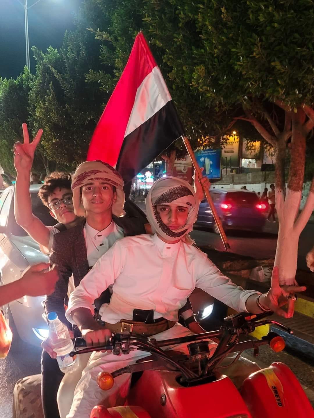 مواطنون يحتفلون بعيد ثوةر 26 سبتمبر وسط صنعاء