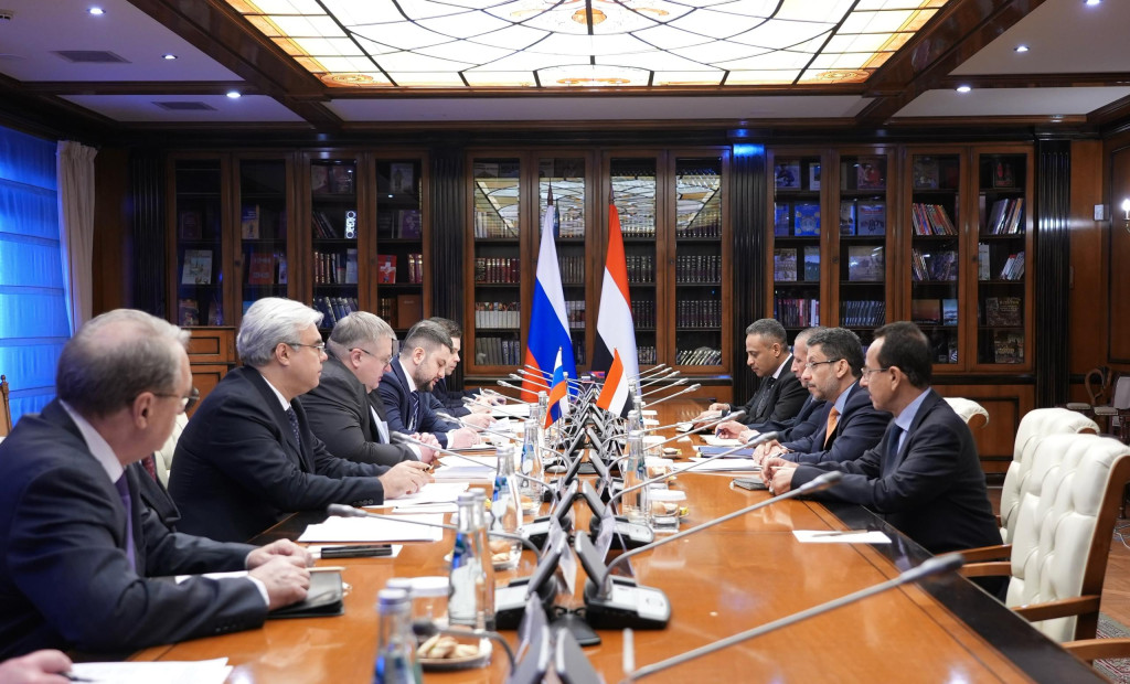 جلسة مباحثات رسمية يمنية-روسية في موسكو برئاسة رئيس الوزراء ونائ