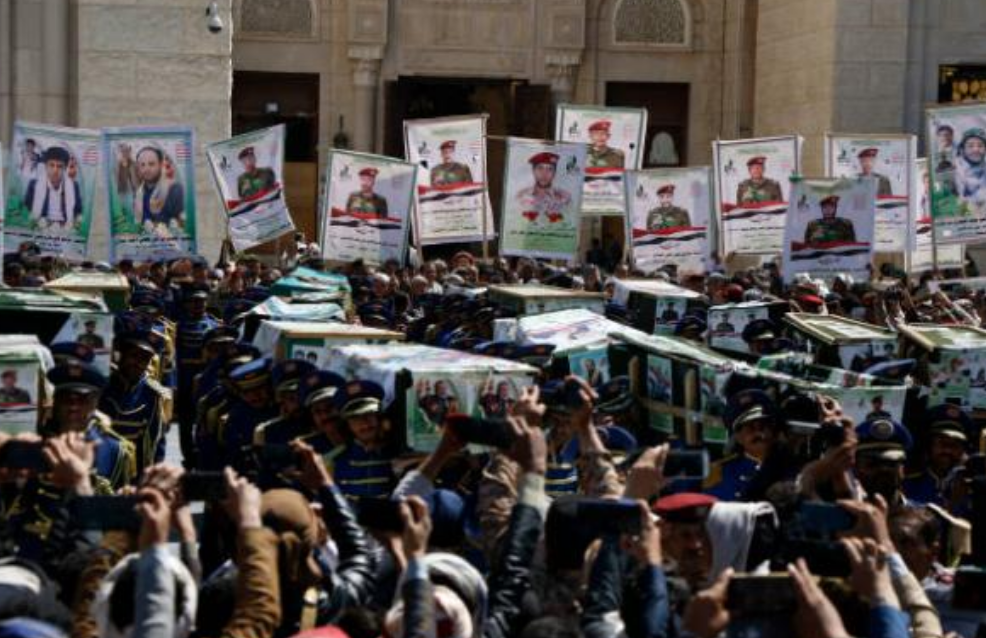 الحوثي يشيع جثامين (53) قتيلاً من قياداتها بينهم 7 عناصر