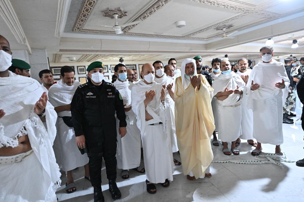 جدة..رئيس مجلس القيادة الرئاسي وعدد من نوابه يؤدون مناسك العمرة