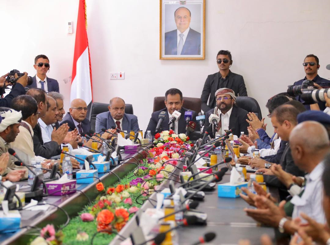 رئيس الوزراء ونائيه يجتمعان بالمكتب التنفيذي في مارب