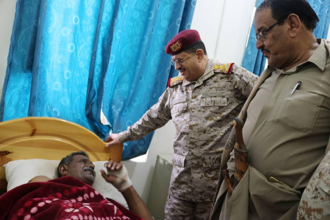 وزير الدفاع اليمني يتفقد الجرحى في مارب